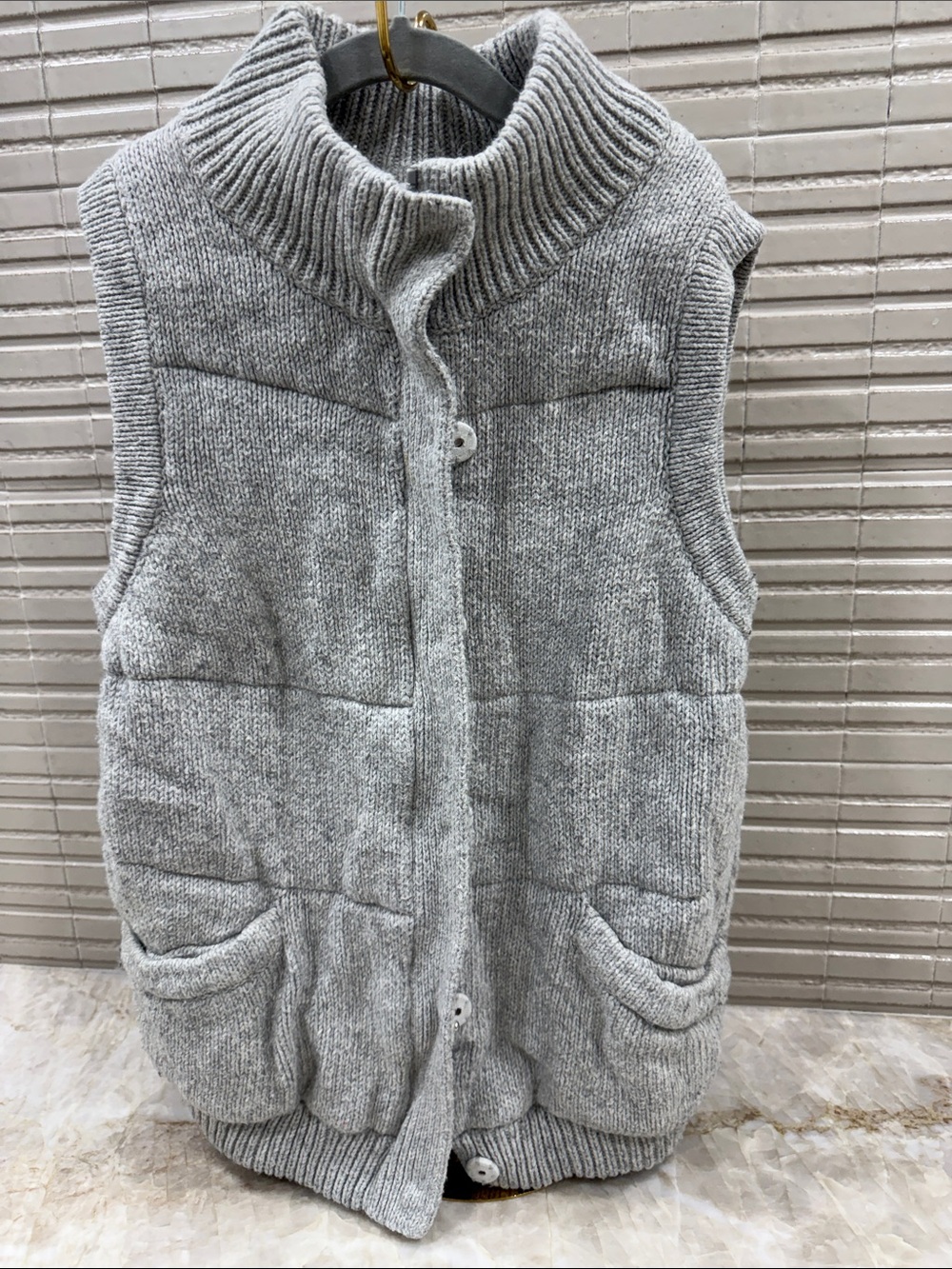 Banana Republic Light Gray Quilted Knit V-Neck Sweater Vest